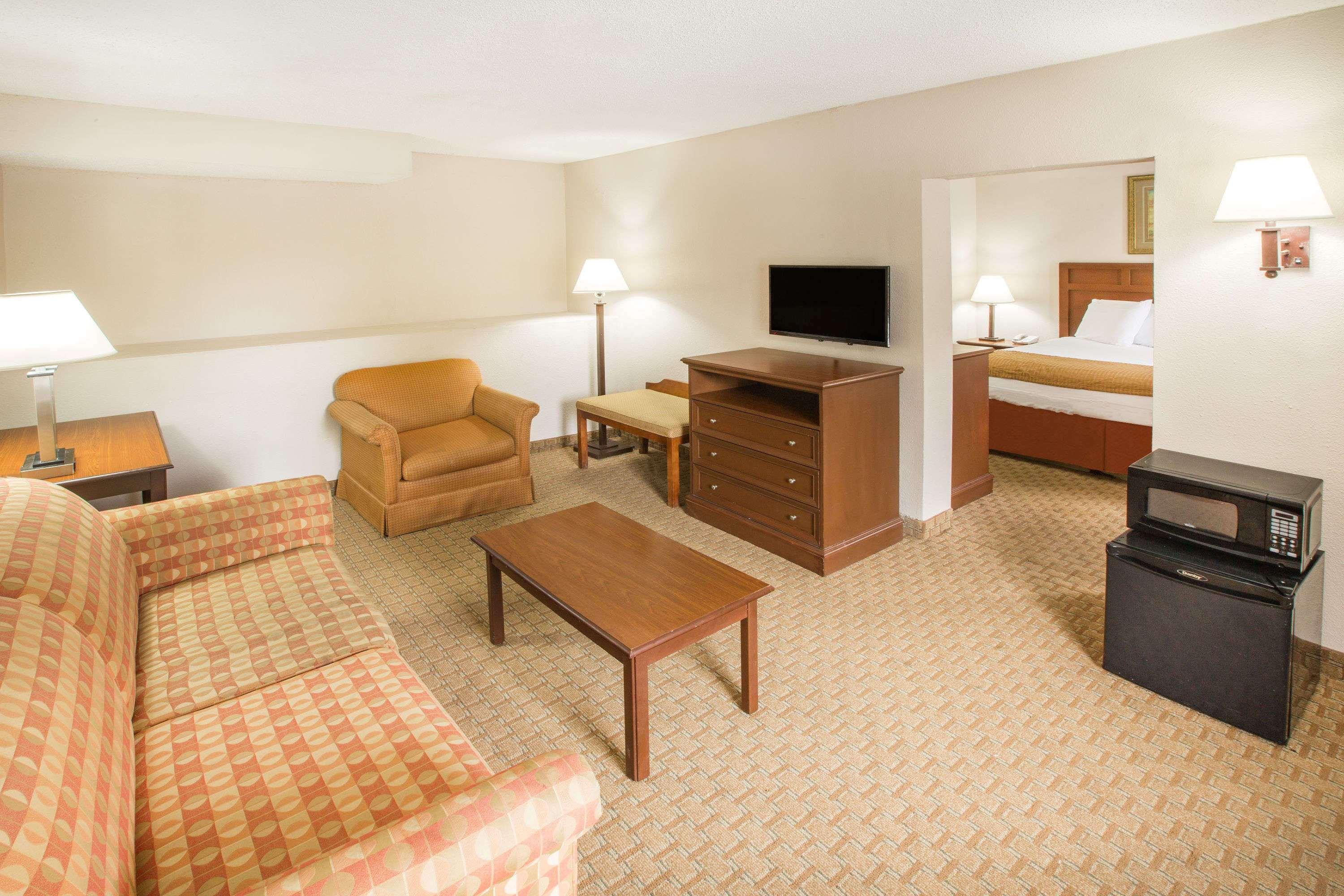 Baymont By Wyndham Mobile/ I-65 Hotel Eksteriør billede