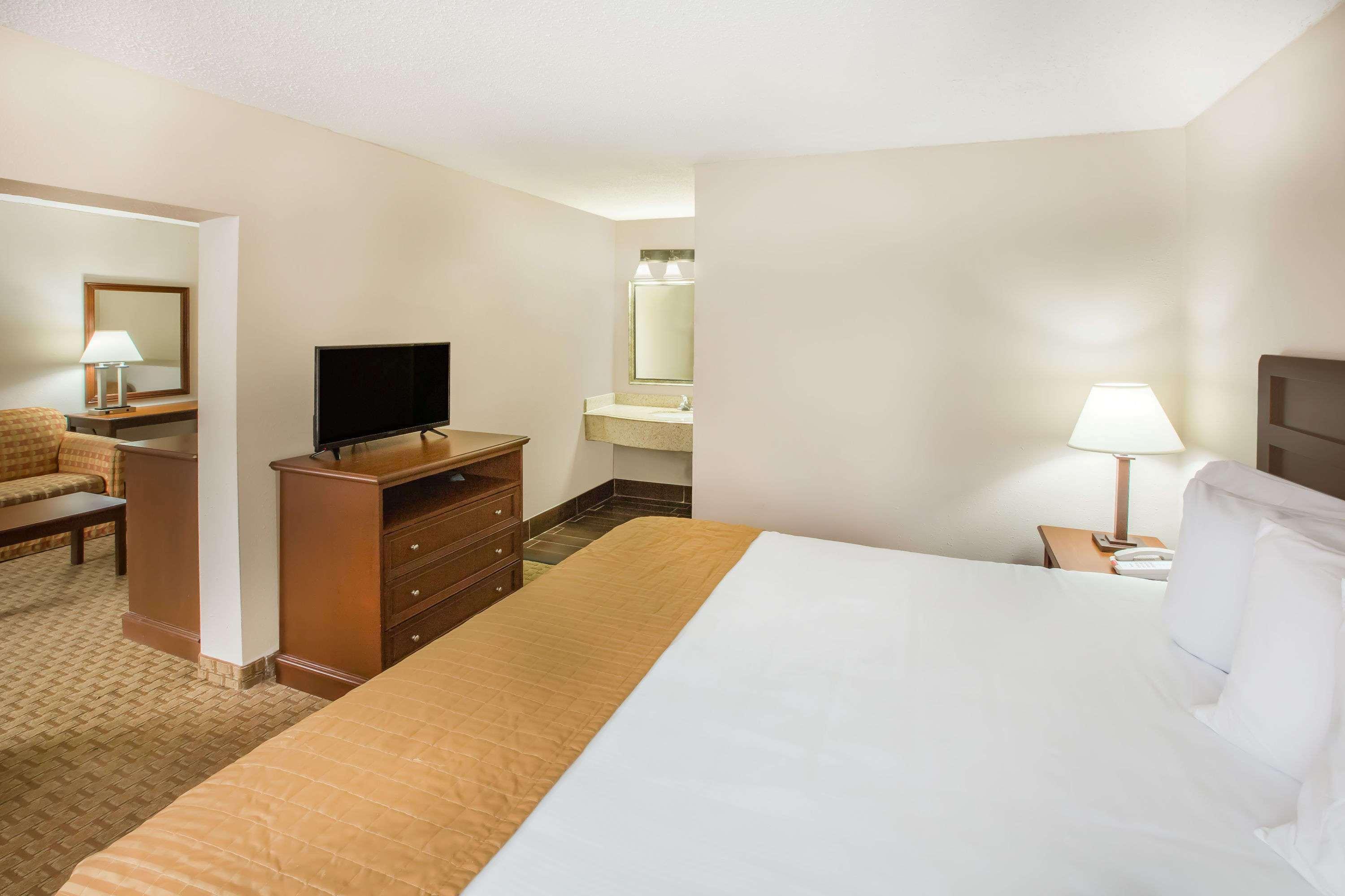 Baymont By Wyndham Mobile/ I-65 Hotel Eksteriør billede